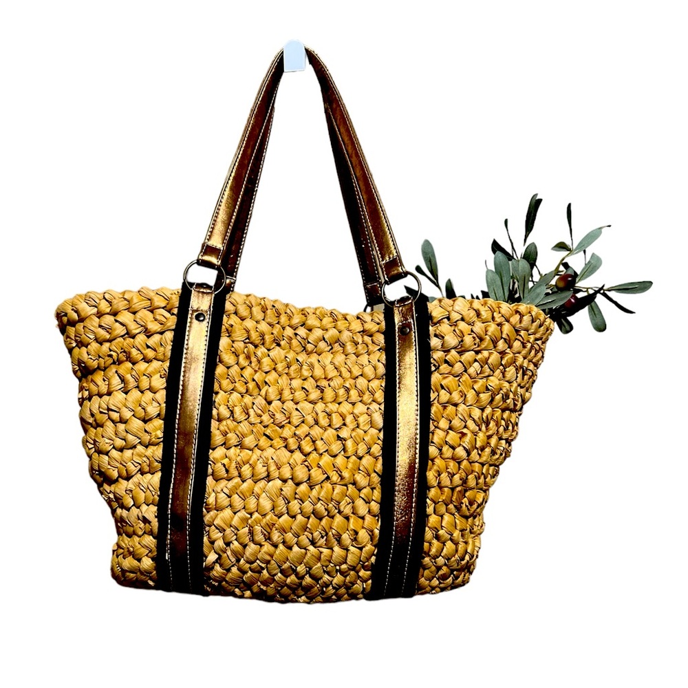 Picnic tote with paper plate holders.